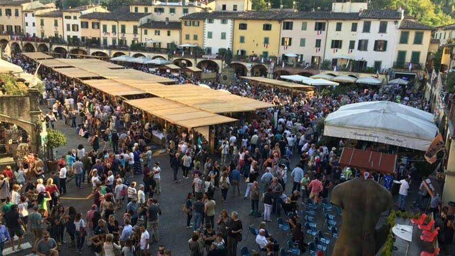 La piazza di Greve in Chianti durante la Festa del Vino, in occasione dell'Expo Chianti Classico 2023 alla scoperta del territorio chiantigiano e del Chianti Classico