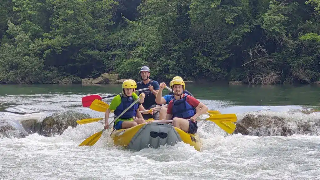 L'esperienza di rafting nel Chianti può essere un'idea originale per una giornata estiva nel cuore della Toscana.