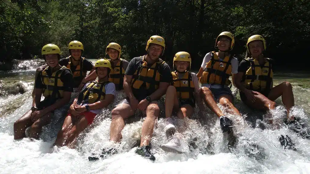 Un gruppo durante un'esperienza di river trekking nel Chianti lungo il fiume Elsa.




