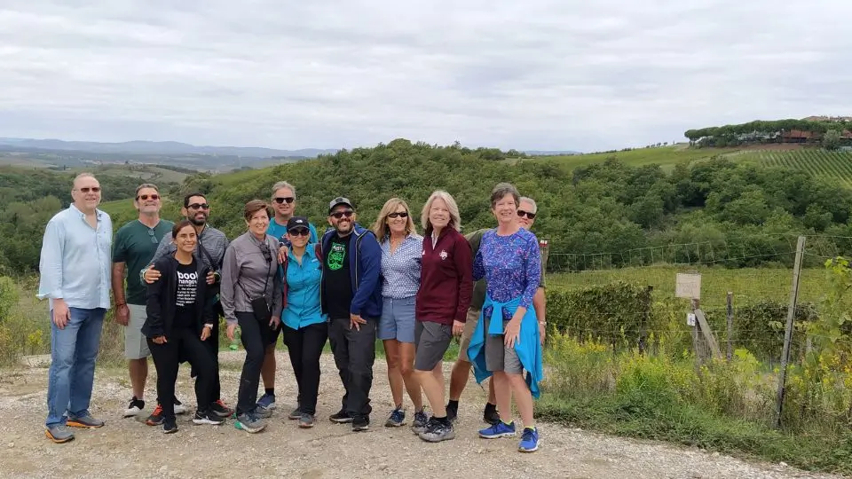 Un gruppo durante un'attività di team building con esperienza di Trekking & Vino nel Chianti a Montefioralle con WeHike