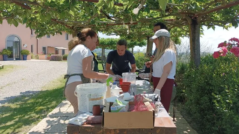 Esperienza nel Chianti in un laboratorio artigianale dove si realizzano etichette personalizzate per le bottiglie di vino