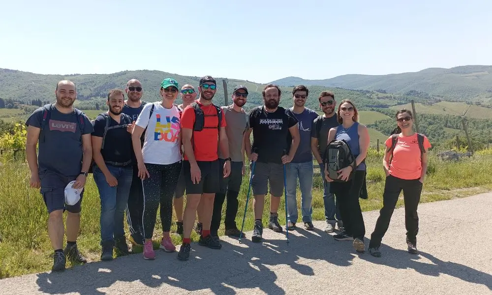 Un gruppo durante un'esperienza di Trekking & Vino con WeHike