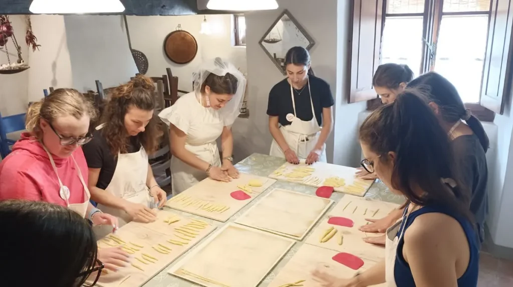 Esperienza di addio al nubilato in Chianti con cooking class organizzata da WeHike