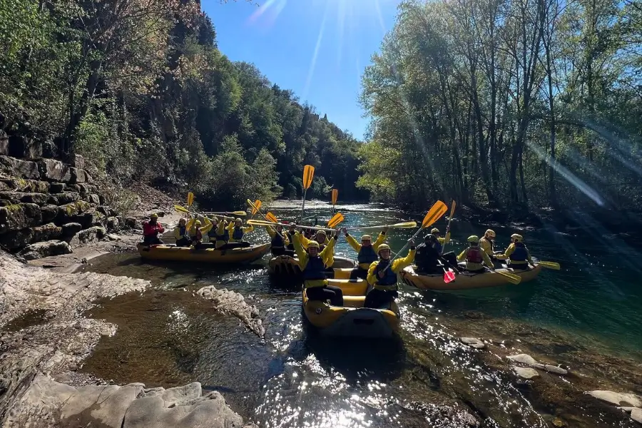 Un gruppo durante un rafting in Chianti per un'esperienza di Team Building adrenalinica organizzata da WeHike