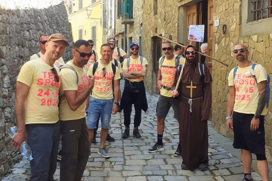 Gruppo di ragazzi tra le strade di un borgo del Chianti durante un weekend di addio al celibato organizzato da WeHike