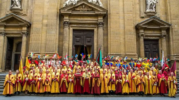 Cerimonia ufficiale della Lega del Chianti davanti a una chiesa, con i membri in abiti storici