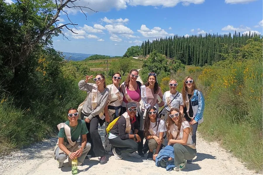Gruppo di amiche in trekking lungo la Via Romea Sanese nel Chianti per un addio al nubilato all’insegna dell’avventura.