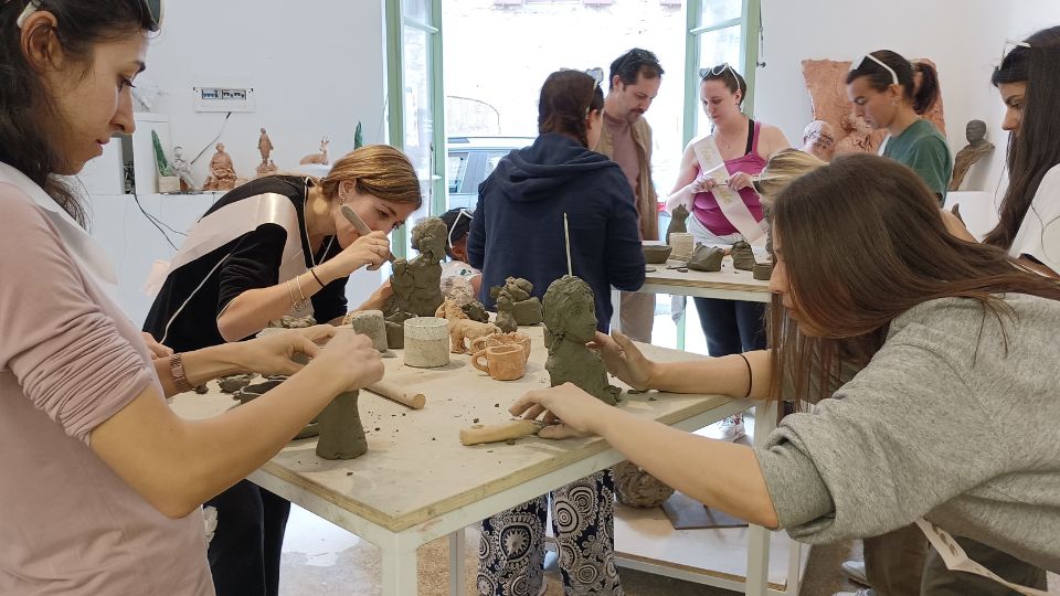 Partecipanti WeHike durante un laboratorio di argilla nel Chianti