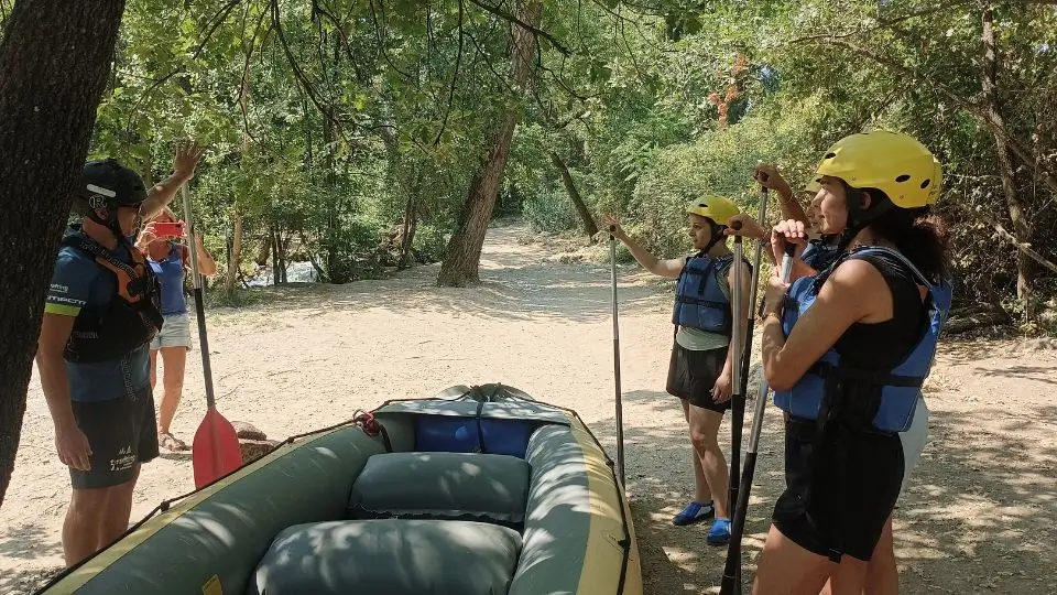 Gruppo di partecipanti WeHike pronto per un’attività di rafting sul fiume Elsa