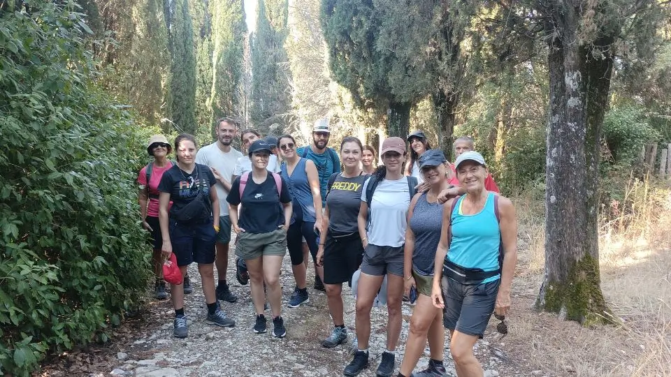 Gruppo WeHike durante un trekking immerso nei sentieri del Chianti