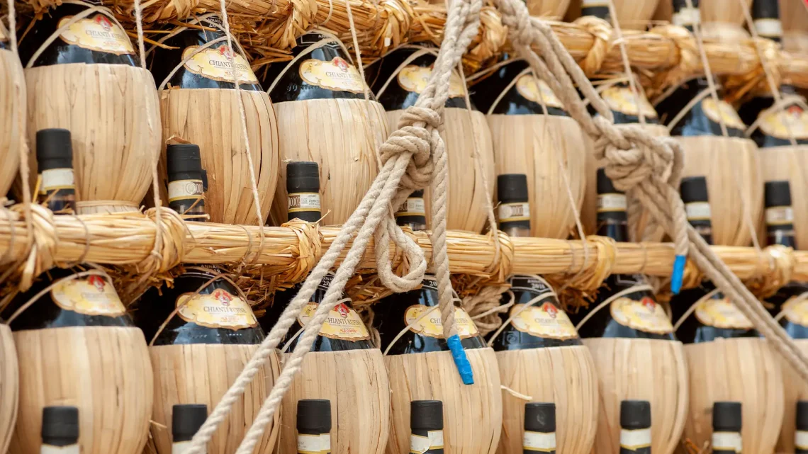 Fiaschi-di-vino-Chianti-simbolo-della-tradizione-vinicola-Toscana