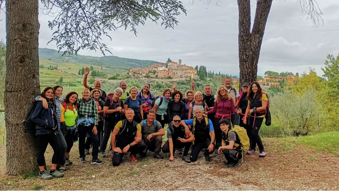 Photo Cover article- group in Chianti with a view of Montefioralle (1)