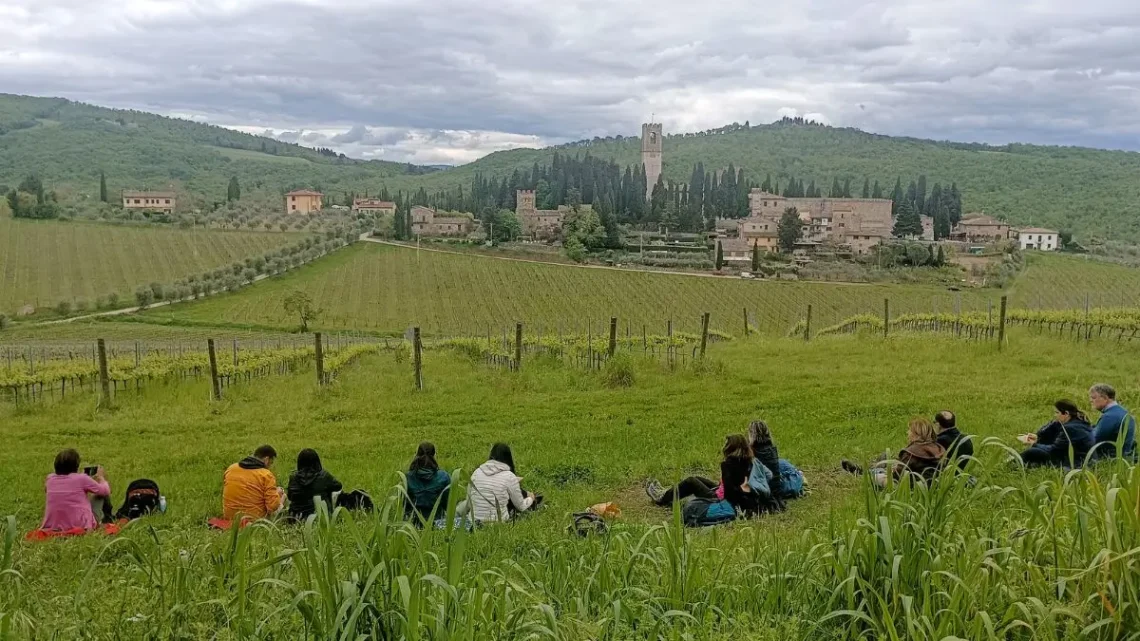 Gruppo di persone durante un'escursione immersa nella natura del Chianti