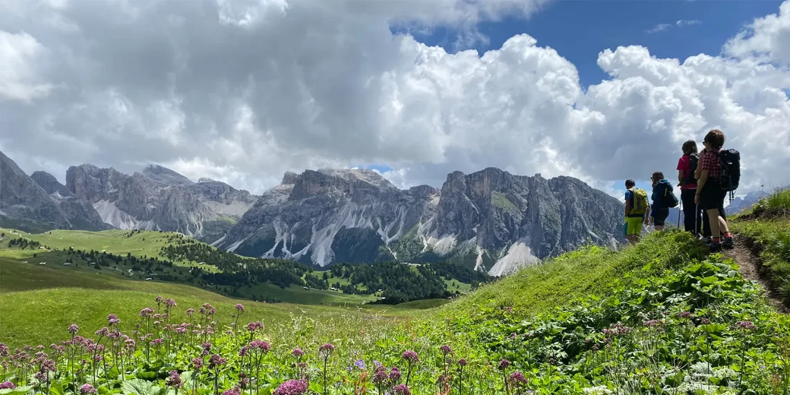 Viaggio trekking di gruppo con guida escursionistica in Val Gardena a luglio 2024